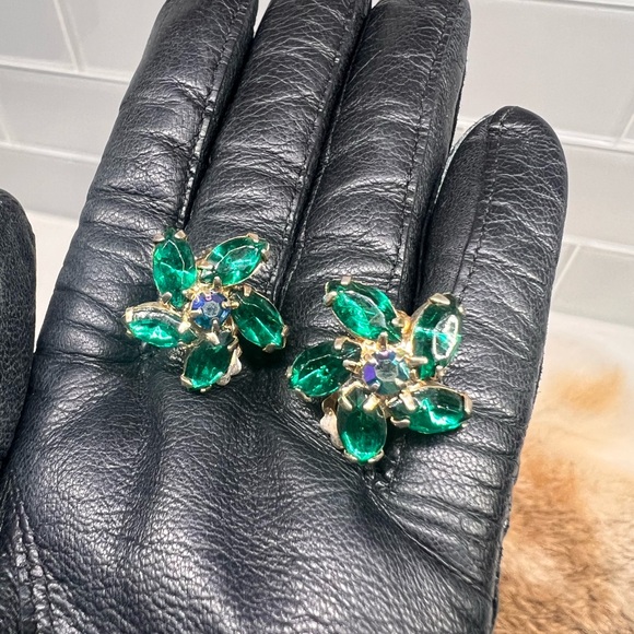 1960’s Vintage Weiss Green Rhinestone Clip on Earrings AB Center Stone - Picture 4 of 8